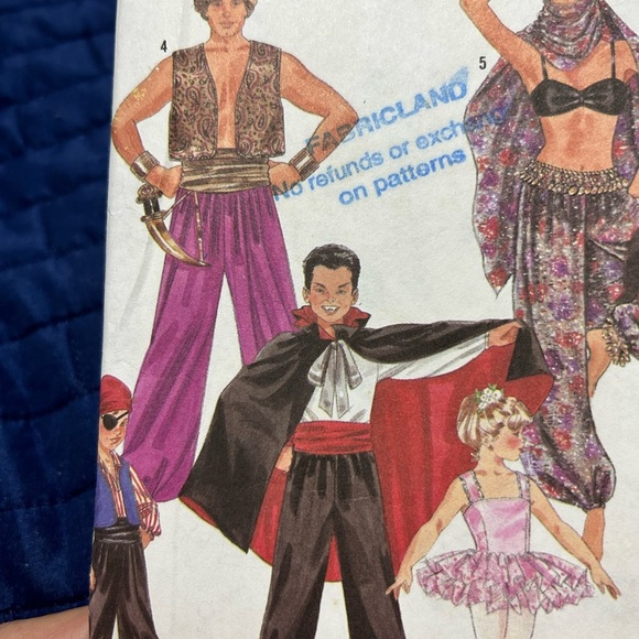 Simplicity kids costumes -8289 S,m,l- vampire- Santa- dancer and more- uncut - Picture 4 of 6